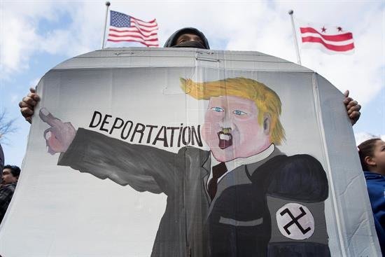 Senadores demócratas piden revocar orden de Trump de "deportaciones masivas"