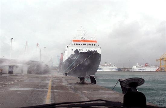 El tráfico marítimo sigue cortado en el Estrecho por el temporal de levante