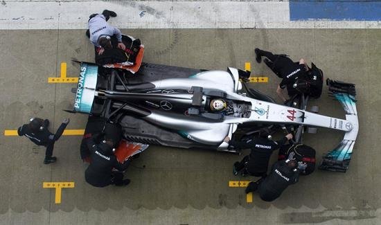 Hamilton y Bottas presentan el W08 con que Mercedes aspira a defender su dominio