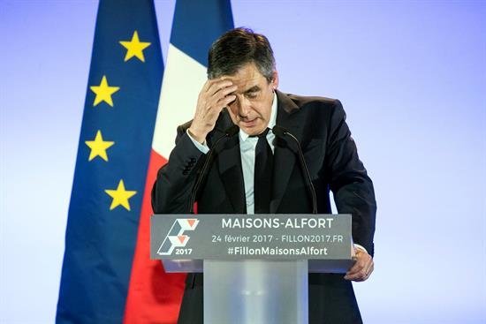 El Gobierno francés contraataca a Fillon, que le reprocha el clima electoral
