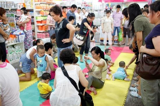 China estudia dar incentivos financieros a parejas que tengan un segundo hijo