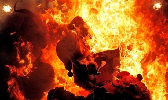 El ritual del fuego marca su preludio con la cremà de las fallas infantiles