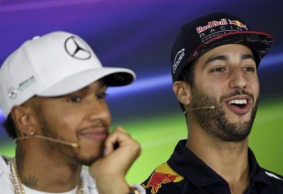 Hamilton: "Necesitamos que Alonso tenga un buen coche y luche con nosotros"