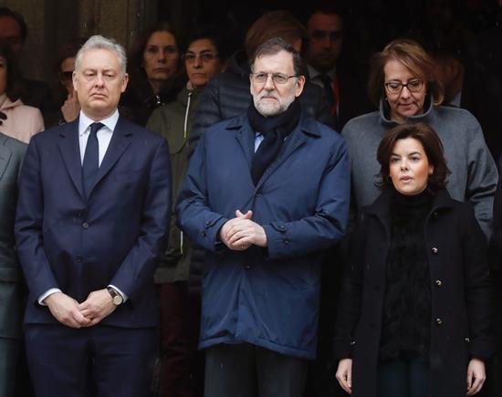 Rajoy preside un minuto de silencio en Moncloa junto al embajador británico