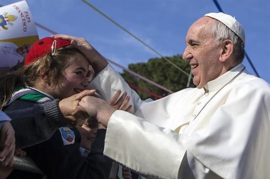 El papa almorzó con presos en Milán y celebró un misa ante 1 millón de personas