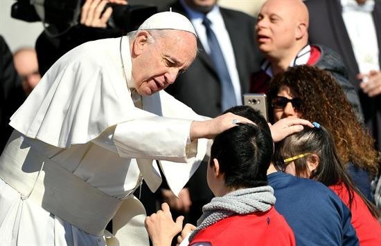 El Papa: Sueño con una Iglesia que no pase lejos de las heridas del hombre