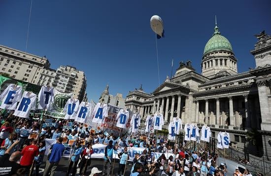 Comienza la huelga general en Argentina con impacto en el transporte público