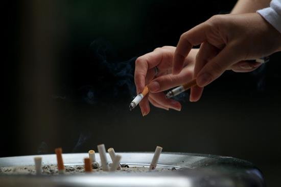 Los fumadores tienen más riesgo de muerte si están expuestos a contaminación, según un estudio