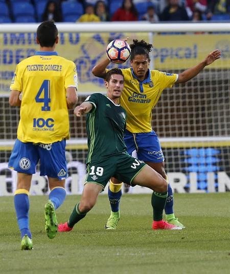 4-1. Las Palmas cura sus heridas con una goleada que deja tocado al Betis