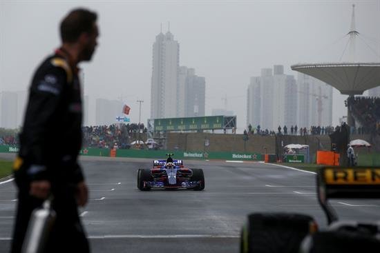 Carlos Sainz espera terminar una carrera en Baréin