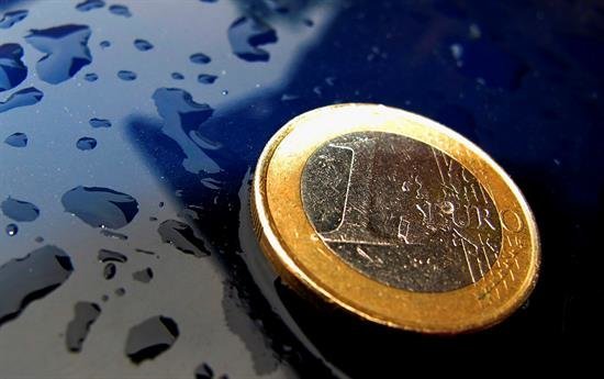 El euro cae hasta los 1,0648 dólares