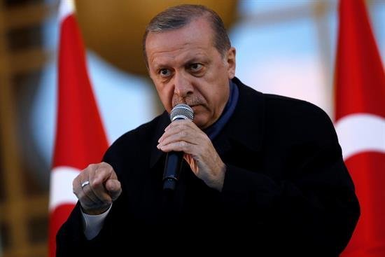 Trump felicita a Erdogan por su "victoria" en el referéndum turco