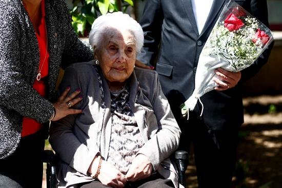 Una rosa y un dragón para Ana Vela, de 115 años, la europea más anciana