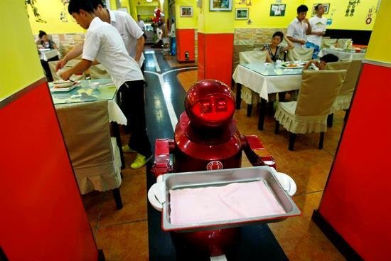 En China, los robots ya cuidan al ser humano, desde su infancia a la vejez
