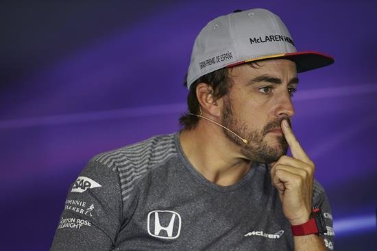 El coche de Alonso vuelve a romperse