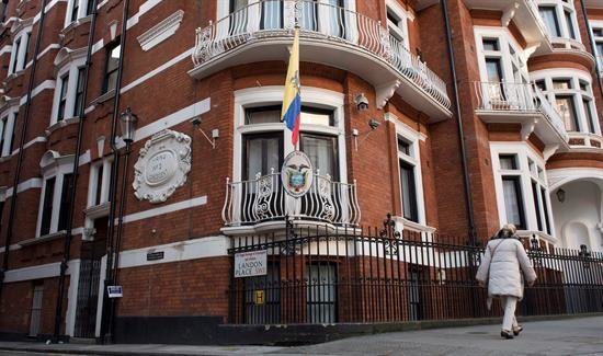 La violación del arresto domiciliario, último obstáculo de Assange para salir