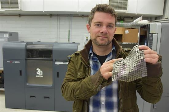 Un ingeniero de la NASA crea un tejido metálico que se fabrica y usa en el espacio