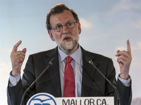 Rajoy: "España va a seguir siendo España, mal que le pese a alguno"