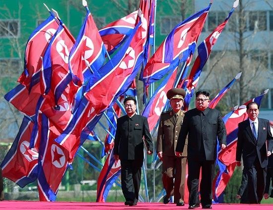 Kim Jong-un supervisa las pruebas de un nuevo sistema de defensa antiaérea