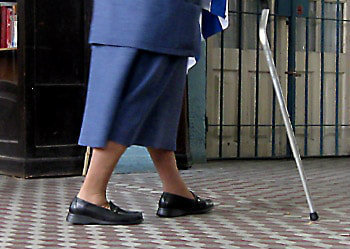 Anciana con muleta