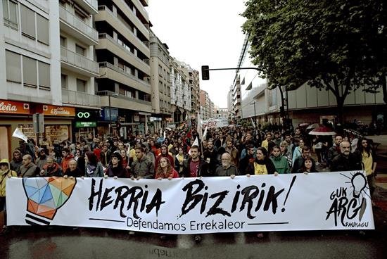Marcha en Vitoria contra el derribo del barrio ocupado más grande de España