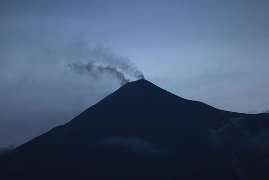 El volcán de Fuego de Guatemala lanza ceniza a 4.700 metros tras su quinta erupción