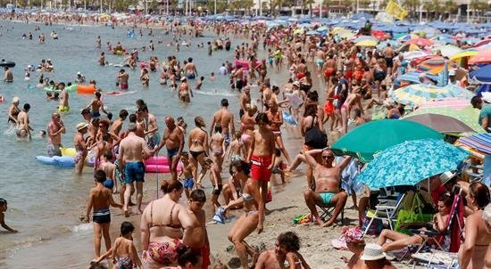 España recibirá este año más de 83 millones de turistas, según CaixaBank