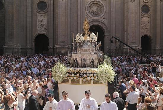 Granada afronta sus días grandes tras la multitudinaria procesión del Corpus