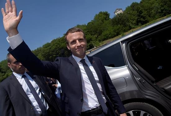 Francia hace tabla rasa y pone su destino en manos de Macron