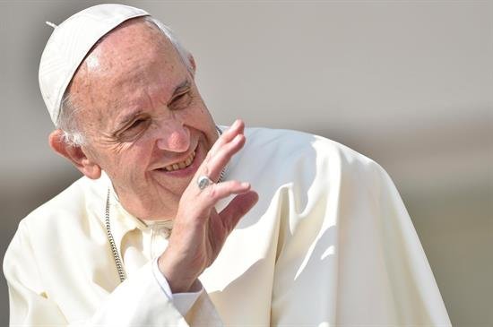 Gobierno de Chile recibe con "gran alegría" visita del papa en 2018