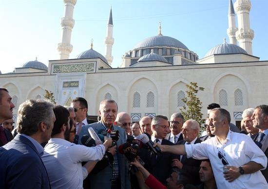Erdogan sufre un desmayo en una mezquita en el final de ramadán