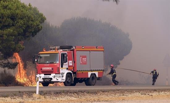 Reabiertas las principales carreteras afectadas por el incendio en Moguer