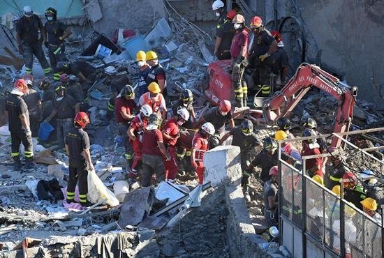 Ascienden a ocho los muertos en el derrumbe de un edificio en sur de Italia