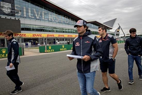 Horner asegura que Red Bull no quiere perder a Carlos Sainz
