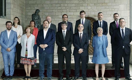 Puigdemont loa a los consellers salientes y los nuevos eluden prometer la Constitución