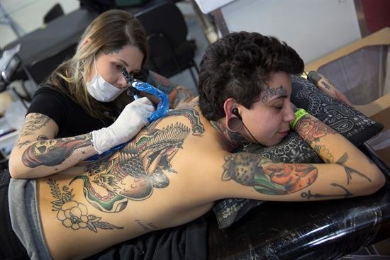 Feria del tatuaje en Brasil abre con un concurso de belleza y nuevas tendencias