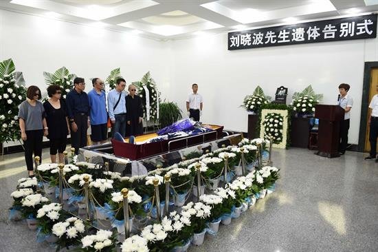El nobel Liu Xiaobo es incinerado en una ceremonia "privada"