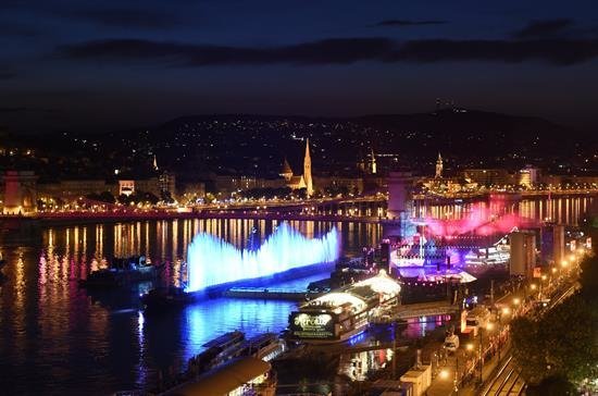 Un espectáculo de agua y luz sobre el Danubio inaugura los Mundiales