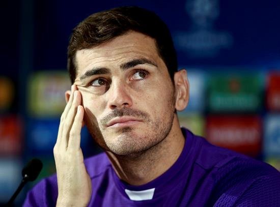 Mexicanos se rinden ante Iker Casillas en su llegada con el Oporto