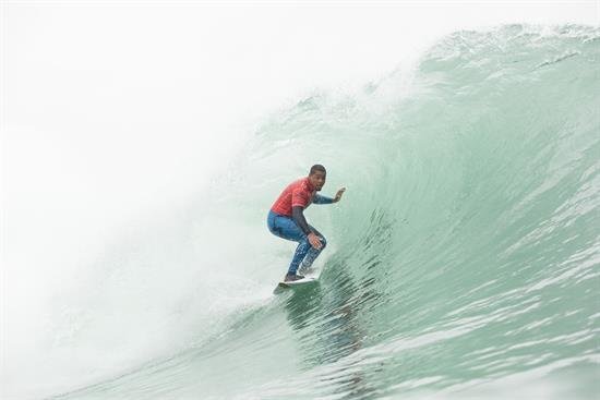 El hawaiano Danny Fuller destaca en el comienzo del Mundial de surf en Chile