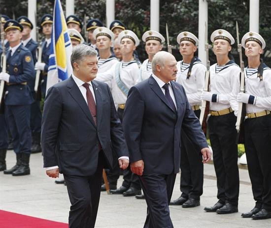 Poroshenko exigirá más sanciones contra Moscú si no cesa el fuego en Ucrania
