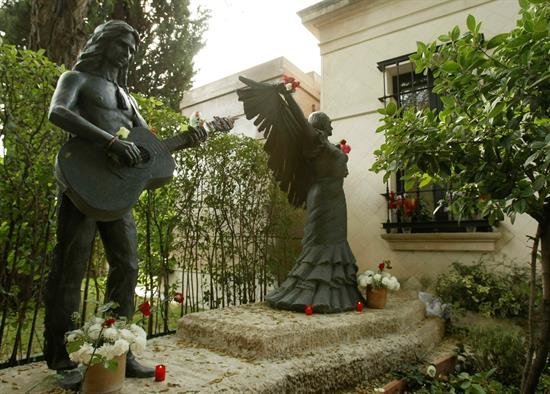 Profanan las estatuas de Lola y Antonio Flores del cementerio de la Almudena