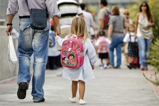Las familias gastarán 1.212 euros por hijo en el próximo curso, según la OCU