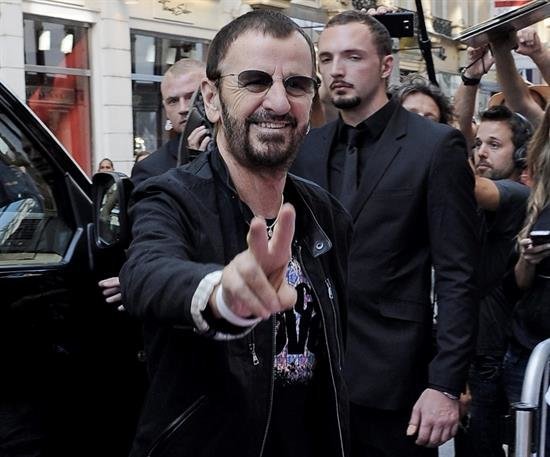 A subasta las botas de ante negro de Ringo Starr por 5.492 euros