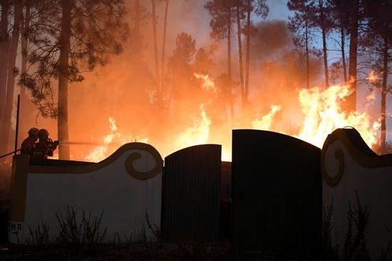 Un gran incendio dividido en dos avanza en el centro de Portugal