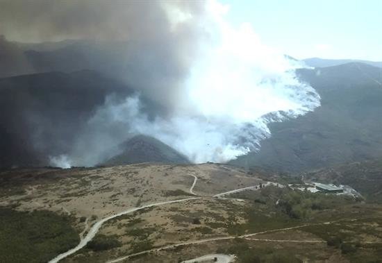 Medio centenar de personas evacuadas de Santa Eulalia (León) por un incendio