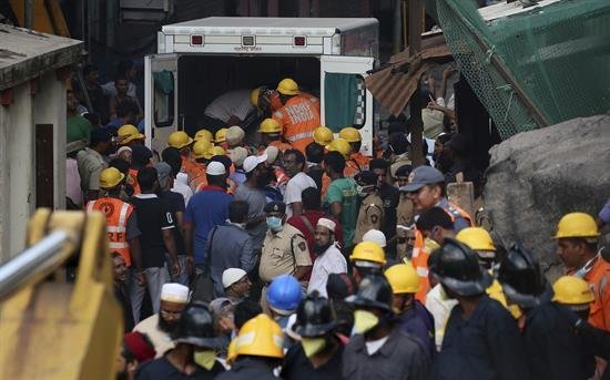 Aumentan a 33 los muertos y a 16 los heridos en derrumbe en Bombay