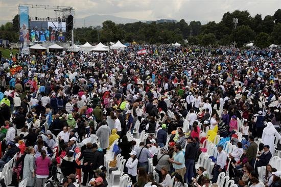 El papa parte hacia el parque donde oficiará su primera misa campal en Colombia