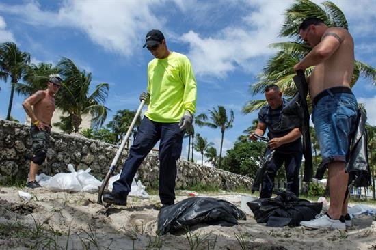 Los turistas y residentes de la Florida siguen el éxodo masivo contra el reloj por Irma