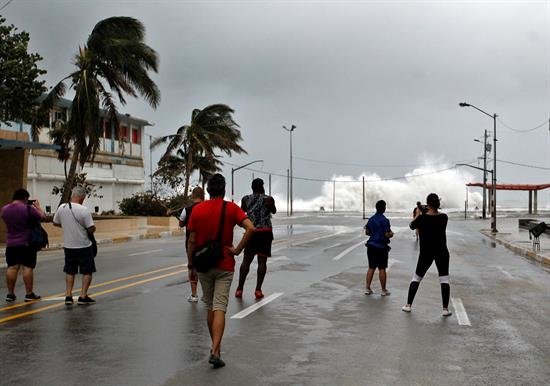 La Habana amanece con su emblemático Malecón anegado por la furia del huracán Irma